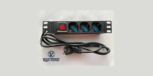 Striscia con 3 prese universali + interruttore luminoso